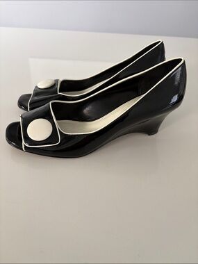 9M London Fog Black Patent Open-Toe Heels with White Trim and Button Accent